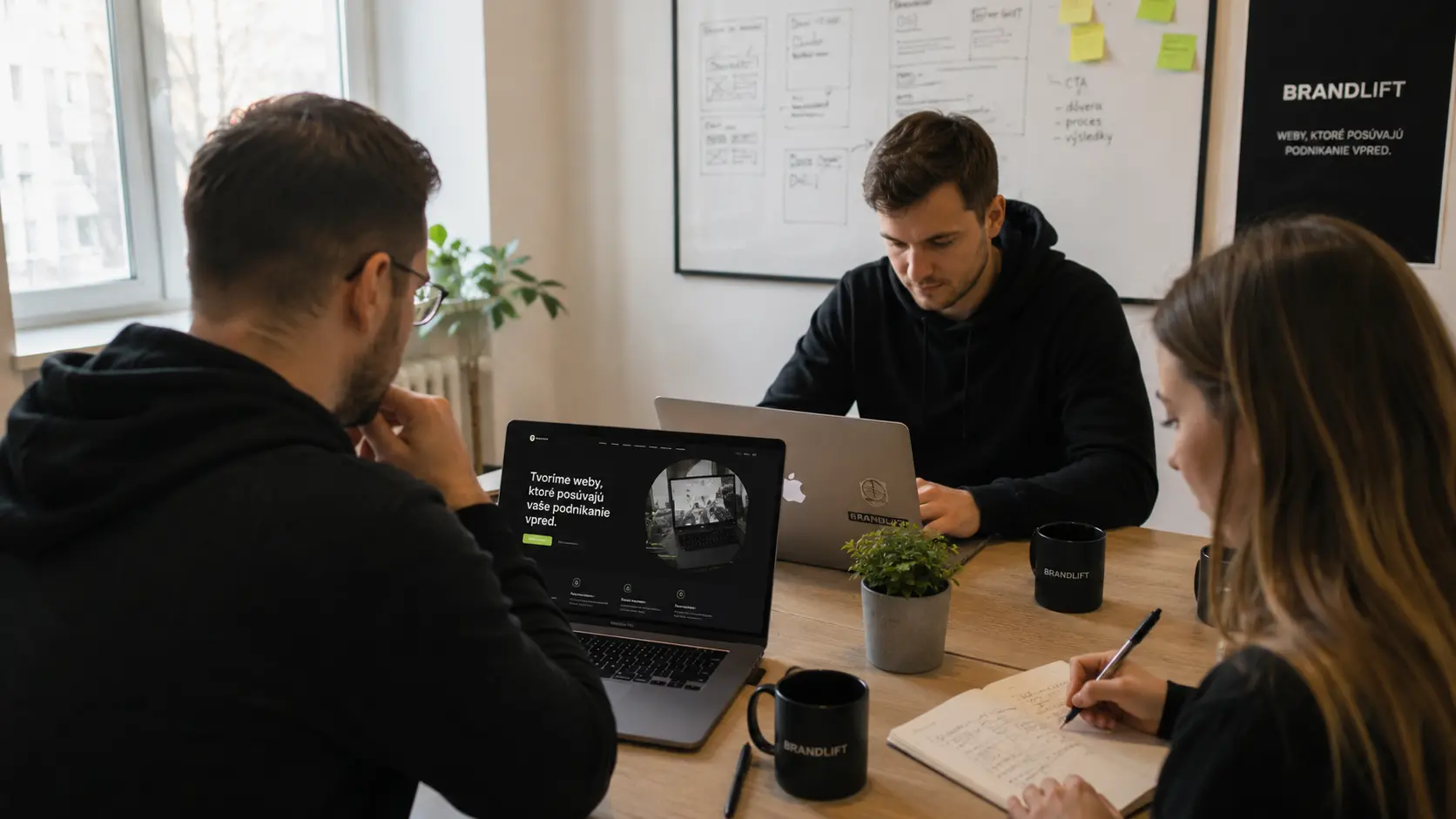 Tím web štúdia BrandLift v Žiline pri tvorbe web stránok